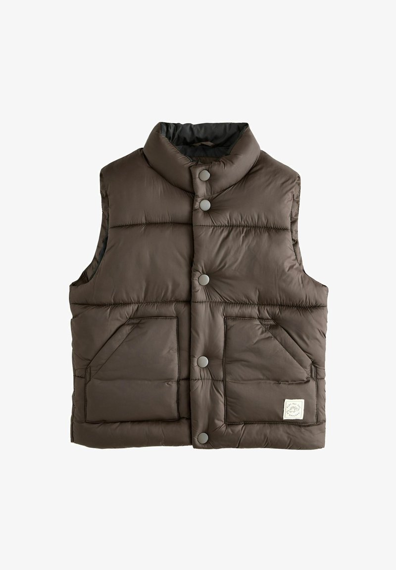 Gilet imbottito marrone con colletto alto, chiusura a bottoni automatici e due tasche frontali. Texture liscia, design trapuntato e dettaglio della patch del logo.