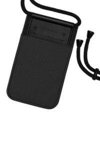 Černá kožená pouzdro na telefon s texturovaným povrchem, s horním otvorem a nastavitelnými tkanými popruhy. Obsahuje sloty na karty na zadní straně.
