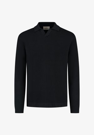 Jersey de punto negro con cuello en V y cuello corto, con un tejido texturizado y color sólido. Mangas largas completan el diseño.