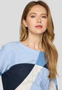 Helles blaugraues Rippensweatshirt mit geometrischem Farbblockdesign in Marineblau, Weiß und Hellblau. Akzentuiert mit verzierten Musterdetails.