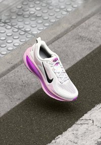 Nike Performance VOMERO 18 - Road running shoes - summit white/black/elemental pink/red plum/active fuchsia/metallic silver