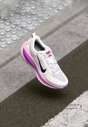 Nike Performance VOMERO 18 - Road running shoes - summit white/black/elemental pink/red plum/active fuchsia/metallic silver