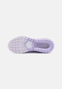 Nike tenisice s ljubičastim i bijelim potplatom od teksturirane gume, geometrijskim uzorcima i vidljivim zračnim jastučićima u peti.
