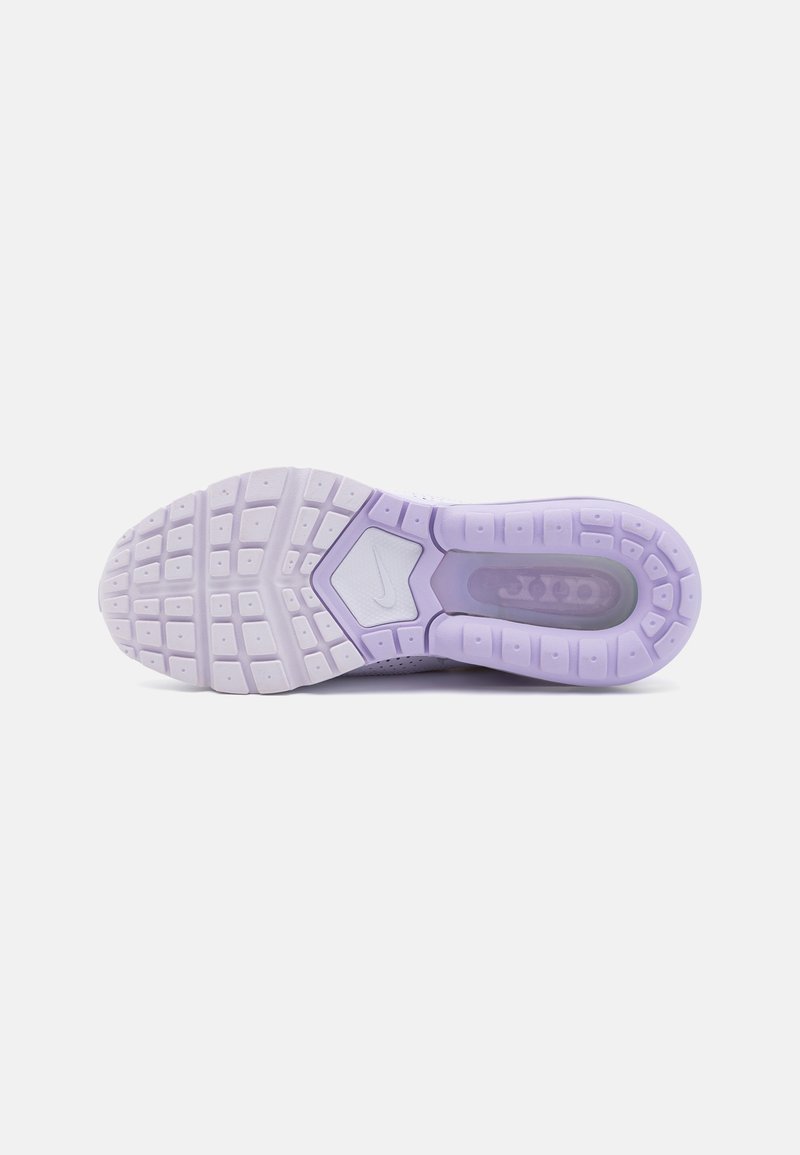 Sneakers Nike z lawendową i białą podeszwą, wyposażone w teksturowaną gumę, geometryczne wzory oraz widoczną poduszkę powietrzną w pięcie.