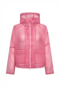 Giacca trasparente rosa con cappuccio, due tasche frontali con patta a pressione, zip frontale e cordini regolabili al collo e in vita.