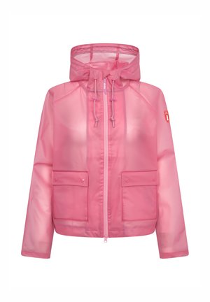 Giacca trasparente rosa con cappuccio, due tasche frontali con patta a pressione, zip frontale e cordini regolabili al collo e in vita.