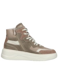 Baskets montantes en suède beige et marron clair avec des accents blancs, semelle épaisse blanche, lacets et fermeture éclair latérale sur la cheville extérieure.