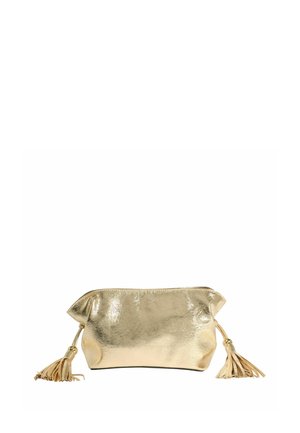 Metalická zlatá kabelka na spojenie so zipsovým uzáverom a ozdobnými strapcami na oboch koncoch na bielom pozadí.