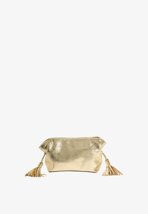 Zelta metāliska rokassomiņa ar rāvējslēdzēja aizdari un dekoratīviem bārkstīm abos galos uz balta fona.