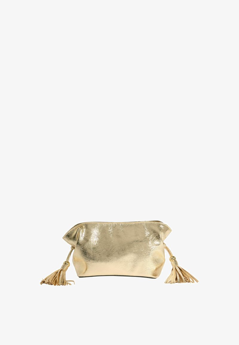 Goldfarbene metallische Clutch mit Reißverschluss und dekorativen Quasten an beiden Enden vor weißem Hintergrund.