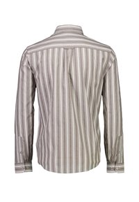 Camicia a maniche lunghe color marrone chiaro con righe verticali bianche; presenta un colletto classico e polsini con bottoni, realizzata in tessuto strutturato.