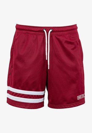 Rote Sportshorts aus leichtem Material, mit weißen Streifen an den Seiten und einem verstellbaren Kordelzugbund.
