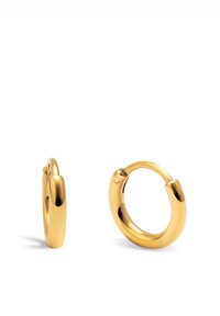 Goldene Creolen mit einer glatten, polierten Oberfläche, die eine runde Form und einen sicheren Verschluss aufweisen. Einfaches Design, minimale Details.