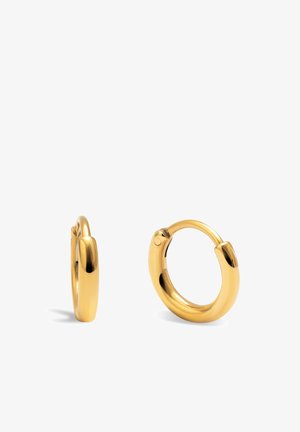 Goldene Creolen mit einer glatten, polierten Oberfläche, die eine runde Form und einen sicheren Verschluss aufweisen. Einfaches Design, minimale Details.