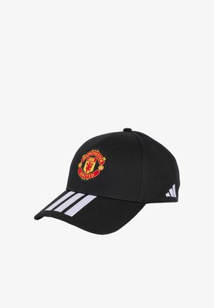 Czarna czapka z daszkiem z logo Manchester United z przodu i białymi paskami Adidas na daszku i bokach.