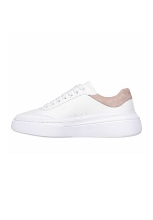 Witte sneaker met een glad leren bovenwerk en een beige suède hielstuk. Beschikt over een dikke witte zool en eenvoudige vetersluiting met een ronde neus.