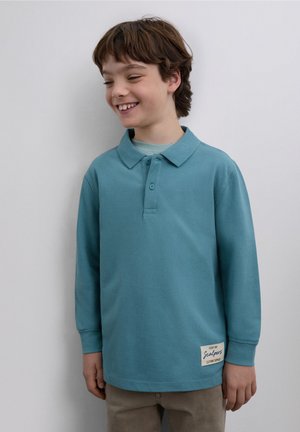 Tricou polo cu mâneci lungi în culoarea teal, cu guler, două nasturi și un material texturat. O etichetă este cusută la șold.