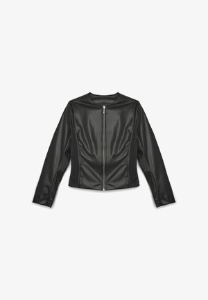 Giacca in ecopelle nera con chiusura frontale a zip, scollo rotondo e design aderente. Presenta una trama liscia e maniche lunghe.