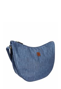 Borsa a tracolla a mezzaluna in denim blu con tracolla regolabile e piccola targhetta del logo quadrata marrone sul davanti.