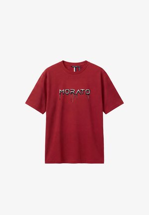 Rood T-shirt met korte mouwen en een ronde hals, met de tekst "MORATO" in een druppelende verfstijl middenvoor.