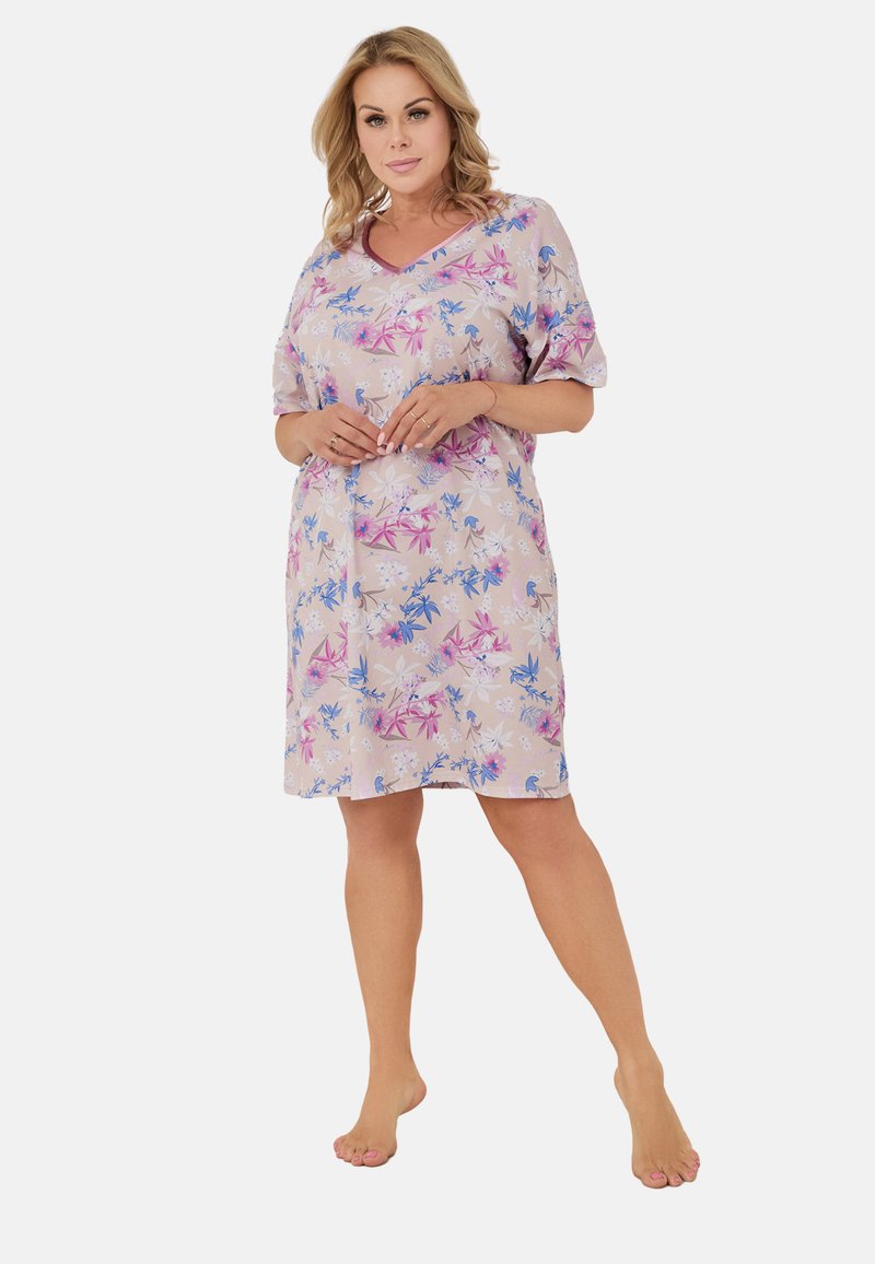 Kwiatowa nocna koszula uszyta z miękkiego materiału, z dekoltem w serek, krótkimi rękawami oraz wielokolorowymi wzorami różowych i niebieskich kwiatów na jasnym tle.
