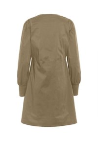 Barna, hosszú ujjú ruha, összeborítva puffos vállakkal és széles bordás mandzsettákkal, hátulról bemutatva, fehér háttér előtt.