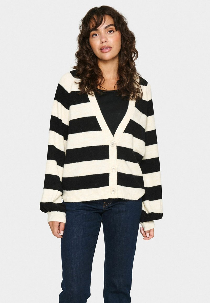 Cardigan a strisce nere e crema con scollo a V profondo, chiusura con bottoni e maniche lunghe, realizzato in un materiale morbido e strutturato.