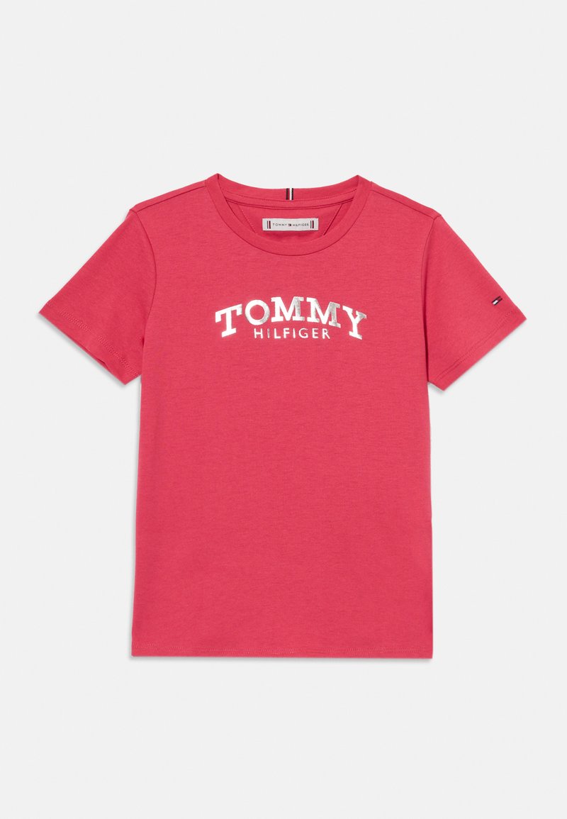 Roosa puuvillane t-särk lühikeste varrukatega, ümmargune kaelus ja valge "TOMMY HILFIGER" logo, mis on trükitud esiküljele. Lihtne disain, ilma mustriteta.