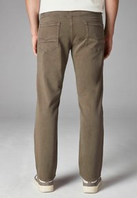 Next COMFORT STRETCH - Sirgete säärtega teksad - mushroom brown