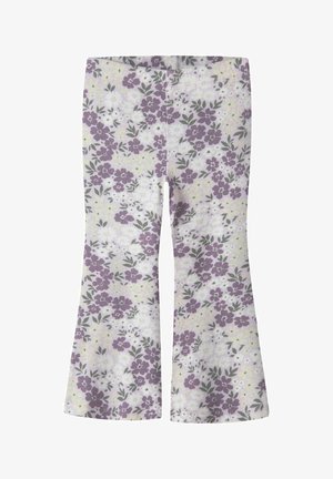 Pantalones acampanados con textura acanalada, con un estampado floral morado completo con hojas verdes sobre un fondo blanco.