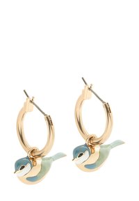 Guldøreringe med en blå og grøn fuglecharms, der har blanke emaljedetaljer og en glat, rund form.