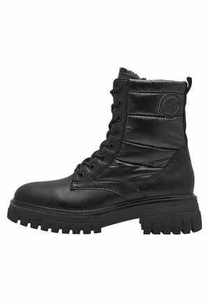 Bottines noires avec un mélange de cuir lisse et de textile matelassé, design à lacets, semelle en caoutchouc épaisse et accent logo sur le côté.