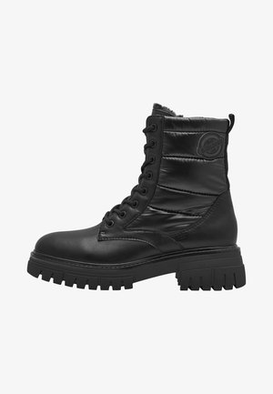 Bottines noires avec un mélange de cuir lisse et de textile matelassé, design à lacets, semelle en caoutchouc épaisse et accent logo sur le côté.
