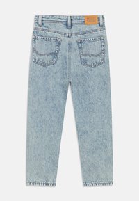 Ανοιχτό μπλε τζιν παντελόνι με ίσια εφαρμογή, που διαθέτει δύο πίσω τσέπες, ορατή ραφή και δερμάτινη ετικέτα με λογότυπο στη μέση.