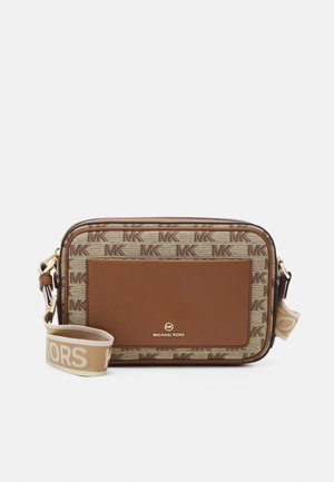 Sac bandoulière rectangulaire Michael Kors en marron et beige avec motif logo MK et sangle réglable avec logo.