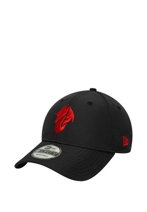 Schwarze Baseballkappe mit abgerundetem Hut, ausgestattet mit einem roten gestickten Logo auf der Vorderseite und einem verstellbaren Riemen auf der Rückseite.