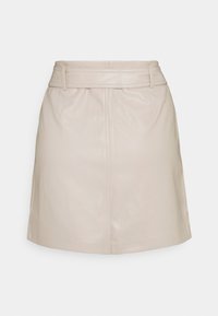 Mini-jupe en cuir beige à coupe ajustée, devant plat, passants pour ceinture et léger éclat. Présente des lignes épurées et un détail minimaliste.