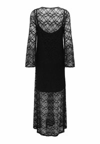 Czarna koronkowa sukienka z długimi, przezroczystymi rękawami i kwiatowym wzorem. Posiada głęboki dekolt na plecach i długą, zwiewną sylwetkę. Półprzezroczysta tekstura.