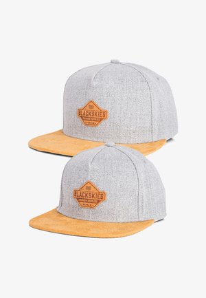 Pilka medžiaginė kepurė su šviesiai rudos zomšos kraštu, ant priekio esantis rudas odinis užklijas su užrašu "BLACKSKIES PREMIUM SUPPLIES".