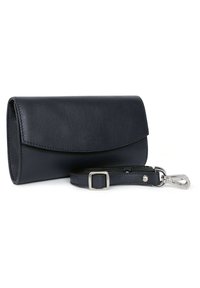 Zwarte leren clutch met een omvouwflap, voorzien van een afneembare band en zilverkleurige accenten. Glad oppervlak, compact ontwerp.