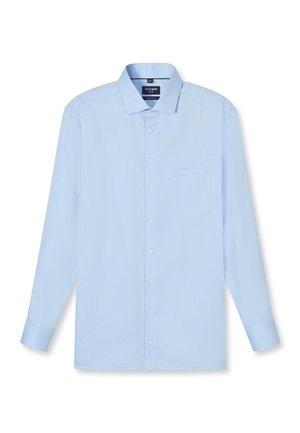 Chemise habillée homme bleu clair à manches longues, col pointu, poche poitrine et boutons blancs dans une coupe moderne.