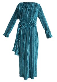 Tyrkysové plisované sametové šaty s dlouhými rukávy, zavinovacím pasem a splývavým designem. Obsahují kulatý výstřih a nařasené manžety.
