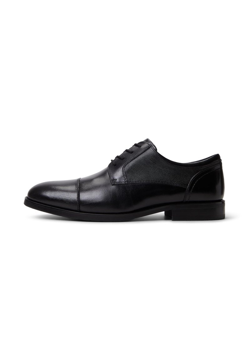 Chaussure de ville en cuir noir avec une finition lisse, un bout rond et des détails de couture subtils. Elle se lace avec des accents texturés sur les côtés.