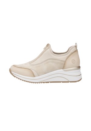 Sneaker slip-on beige con toma superiore in tessuto liscio, colletto imbottito e pannello testurizzato. Presenta una suola intermedia bianca e una suola in gomma con grip.