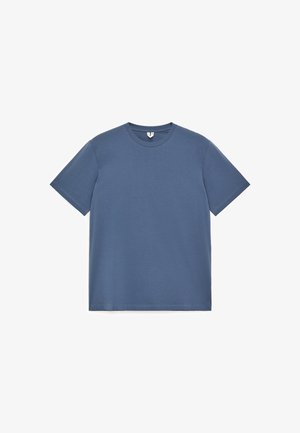 T-shirt uni à manches courtes et col rond, de couleur bleu doux, présenté à plat sur un fond blanc.