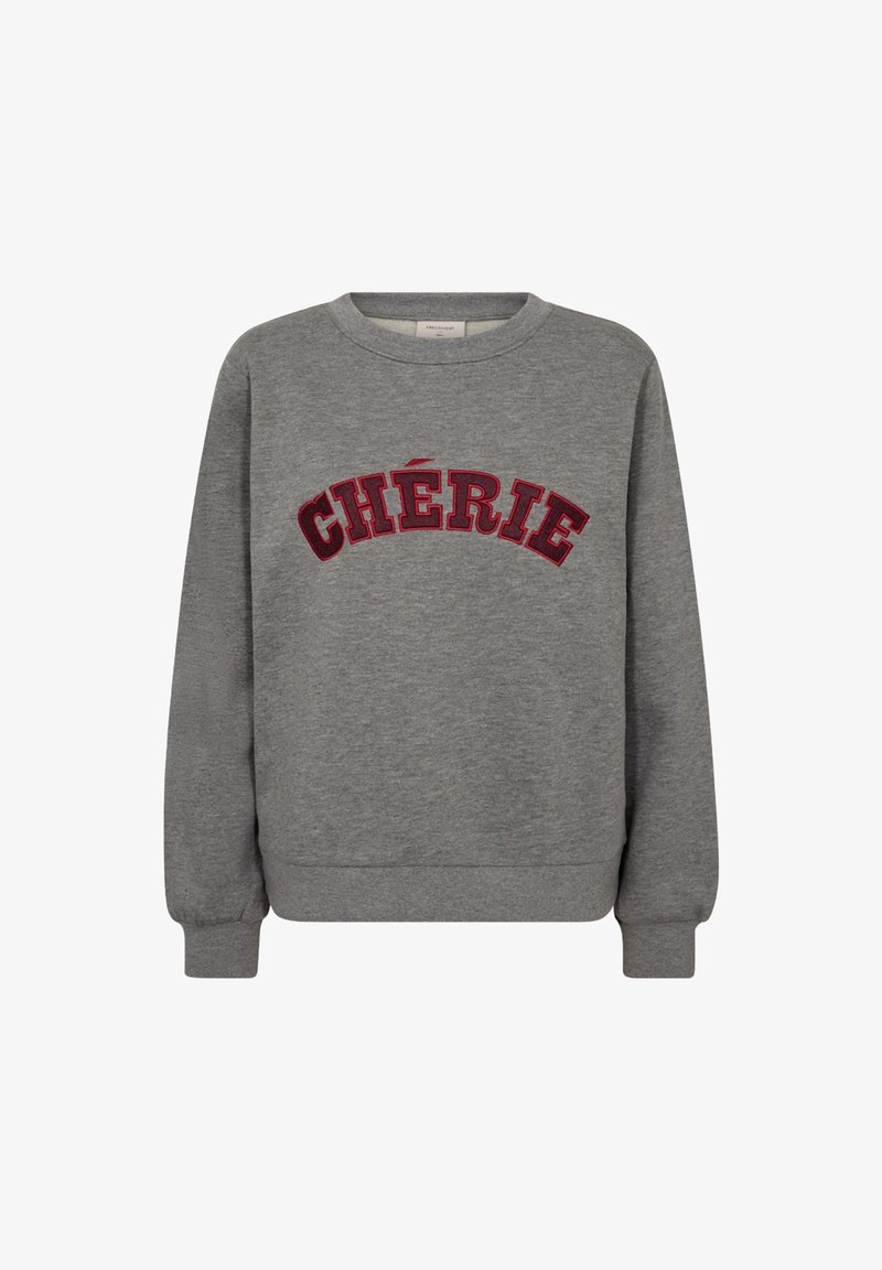 Sweat-shirt gris à col rond, manches longues, avec le texte rouge de style varsity "CHÉRIE" sur la poitrine.