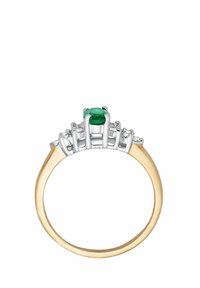 Anello in oro e argento con una pietra preziosa verde ovale, fiancheggiato da piccole pietre trasparenti, con una finitura lucida e un design a banda aperta.