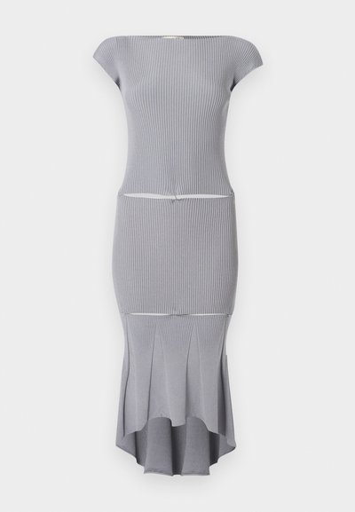 Vestido gris acanalado, con los hombros al descubierto, que presenta un corsé ajustado que se transforma en una parte inferior acampanada; textura suave, con largo hasta la rodilla en la parte delantera y más largo por detrás.