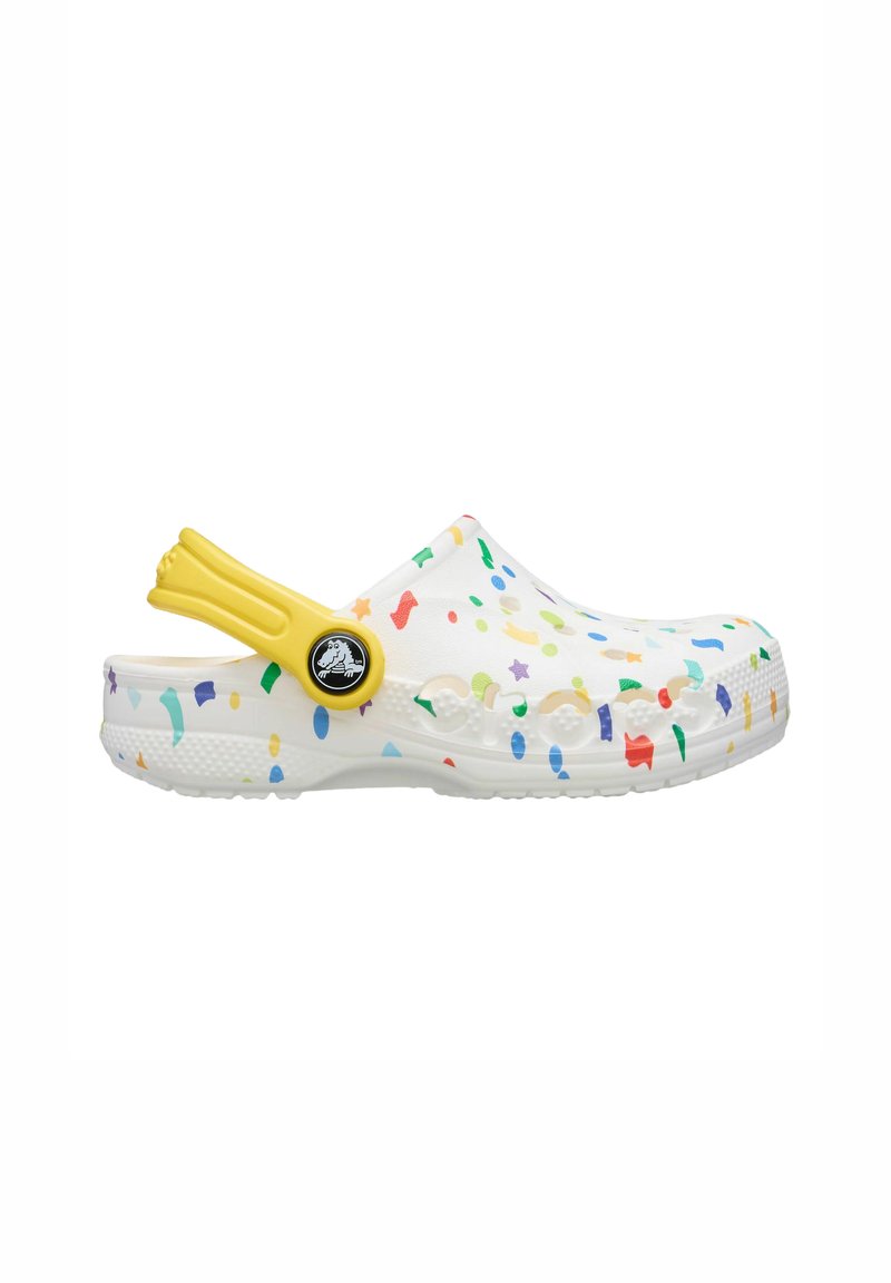 Weißer Clog mit einem bunten Konfetti-Muster, gelbem Fersenriemen, strukturiertem Profil und einem runden Logo-Akzent an der Seite.