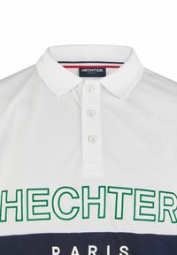 Witte poloshirt met een groen geborduurd logo "HECHTER" en een marineblauwe horizontale streep. Bevat een klassieke kraag en een knoopsluiting met drie knopen.